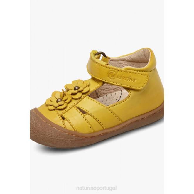 crianças Naturino amarelo Magali sandália semi-fechada com flores aplicadas HTF8594